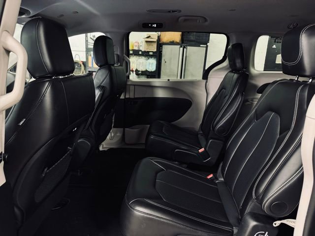 Used 2024 Chrysler Pacifica Touring-L image 19