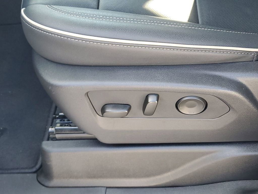 Certified 2025 Chevrolet Suburban Premier image 29