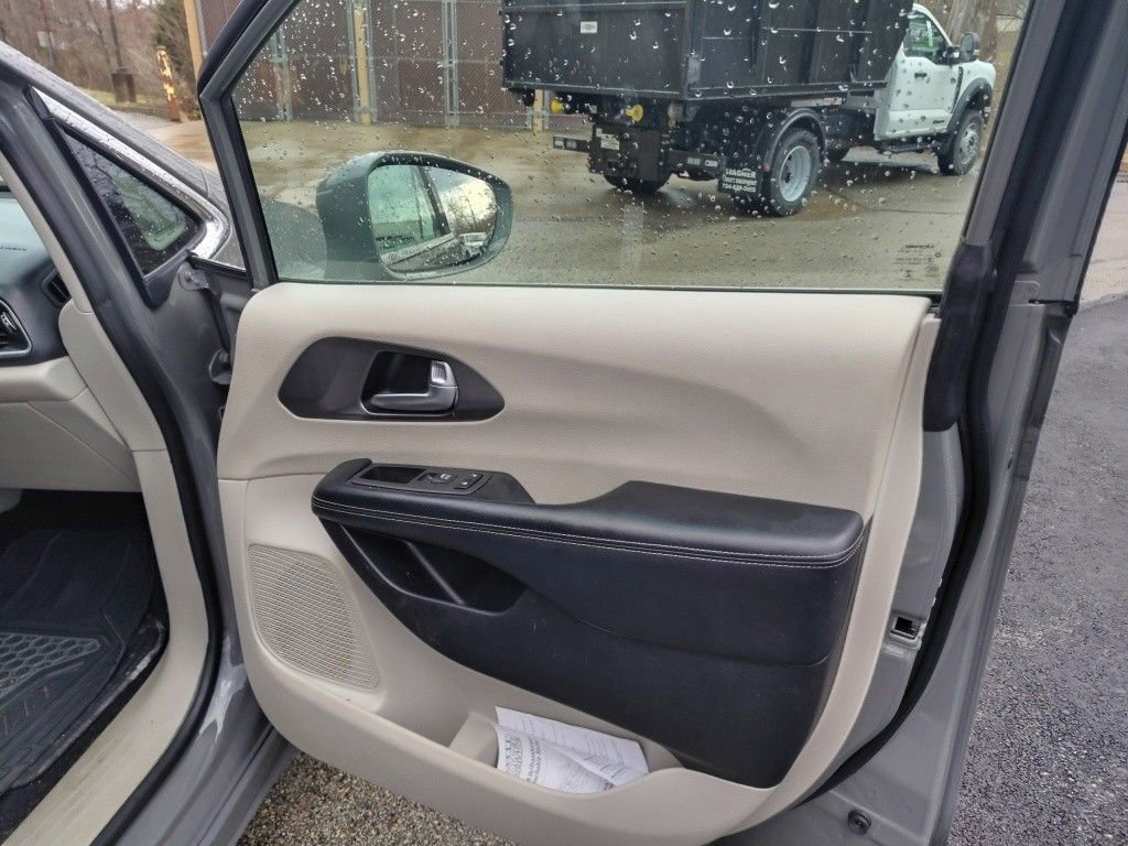 Used 2022 Chrysler Pacifica Touring-L image 14