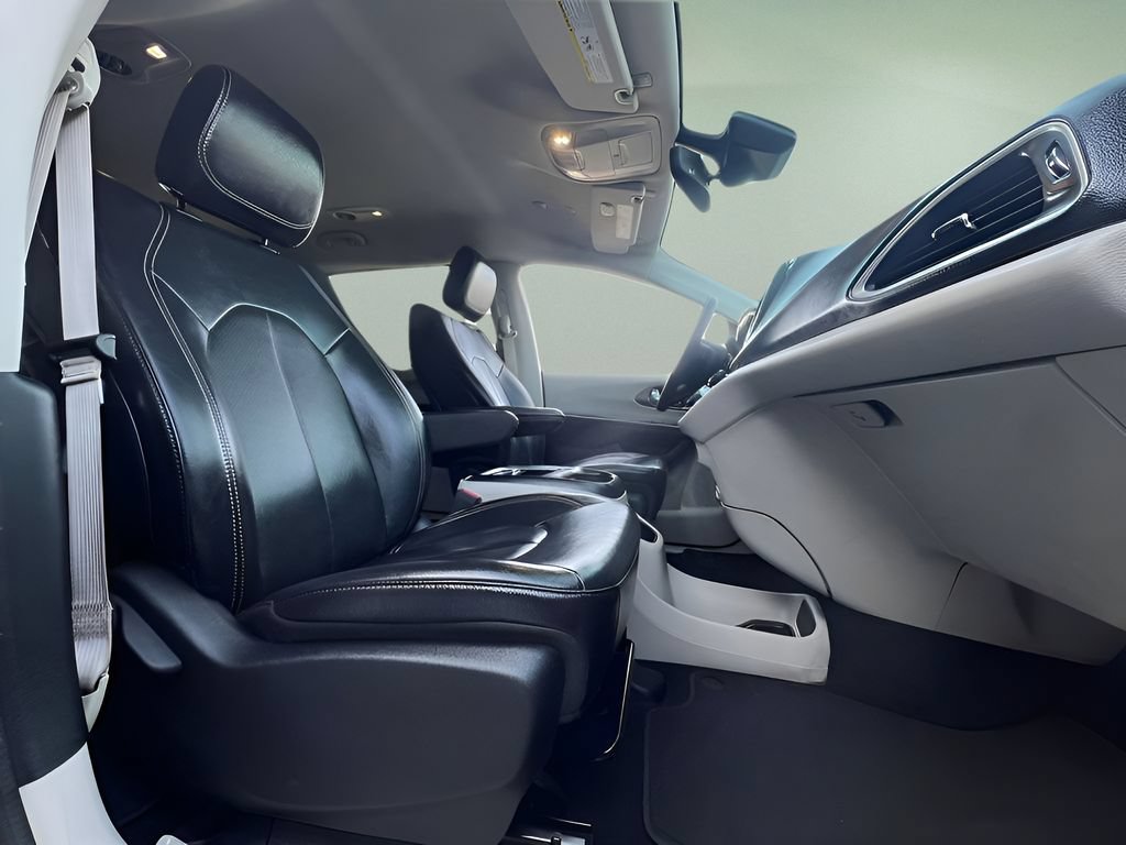 Used 2022 Chrysler Pacifica Touring-L FWD image 25