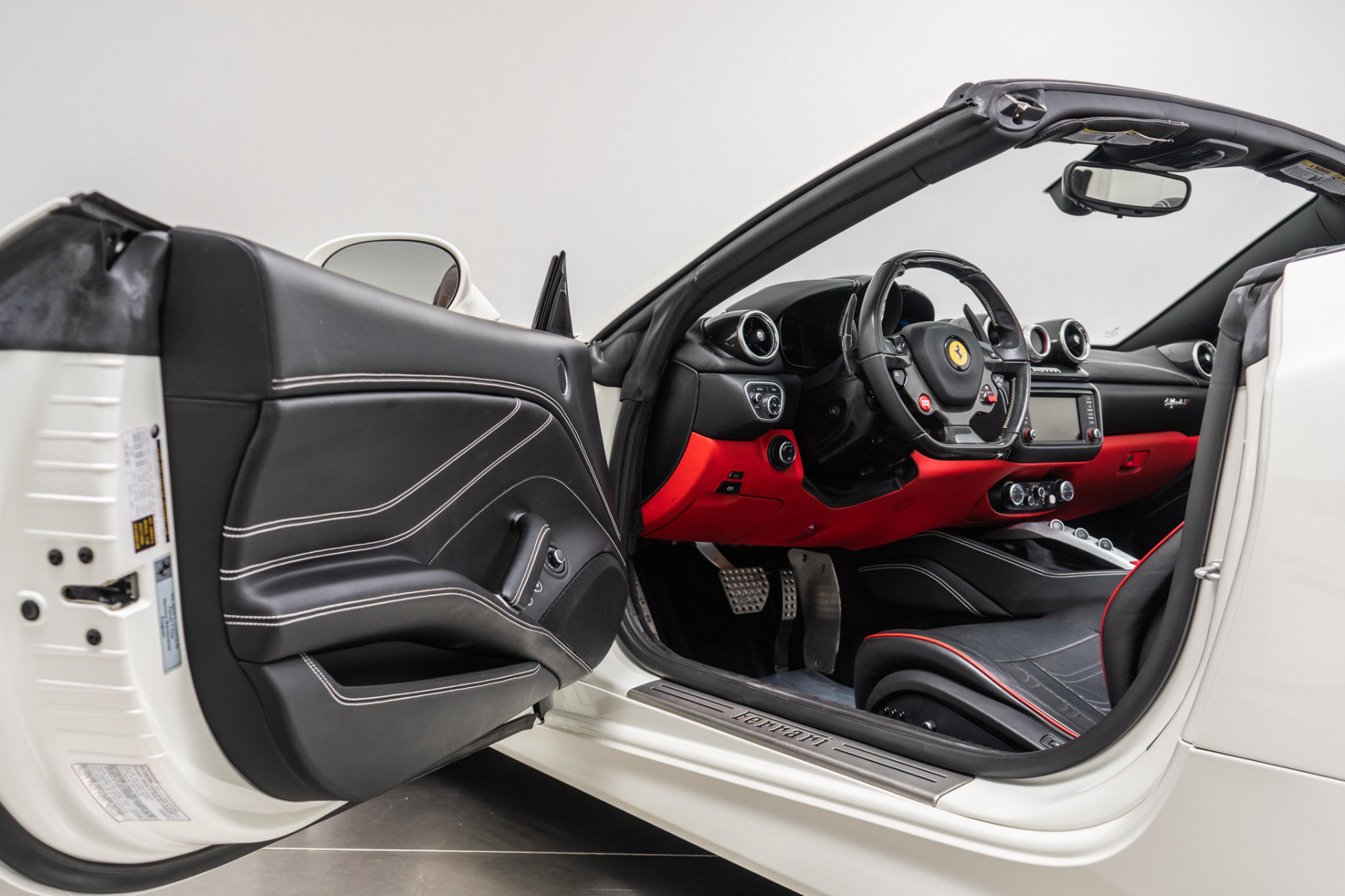 Used 2016 Ferrari California T RWD image 23