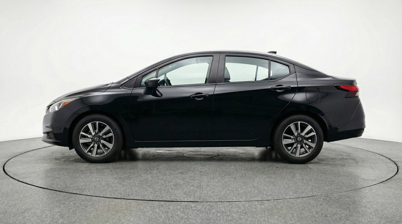 Used 2025 Nissan Versa SV image 5