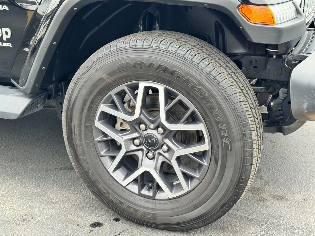 Used 2024 Jeep Wrangler Unlimited Sahara AWD/4WD image 9