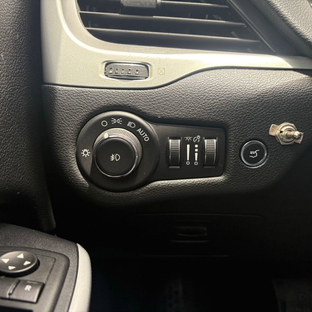 Used 2017 Jeep Cherokee Trailhawk w/ Comfort/Convenience Group AWD/4WD image 26