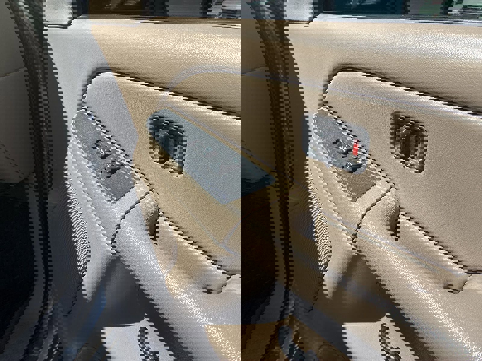 Used 2006 Chevrolet Silverado 2500 LT w/ Heavy-Duty Power Package image 17