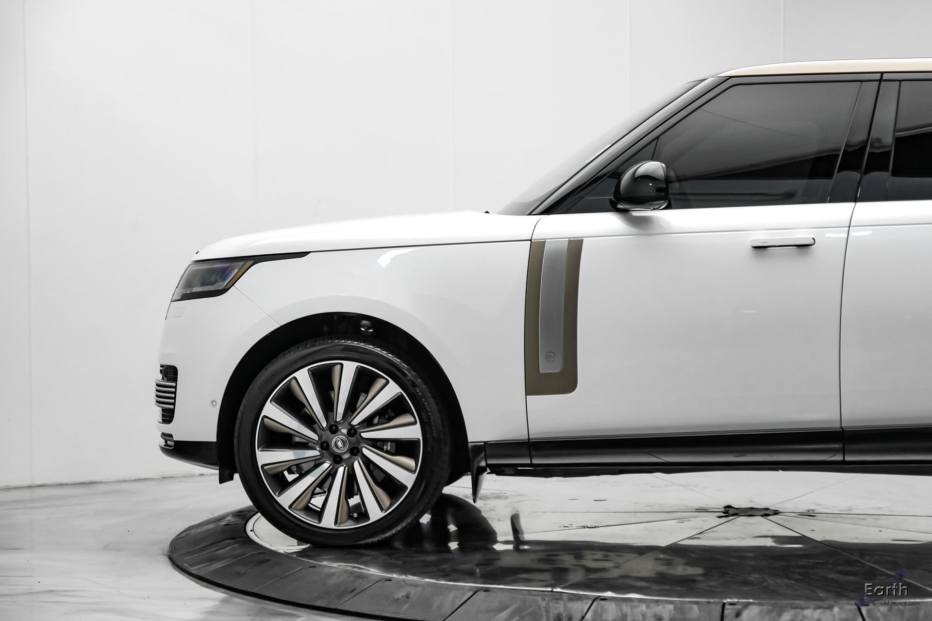 Used 2024 Land Rover Range Rover SV AWD/4WD image 8