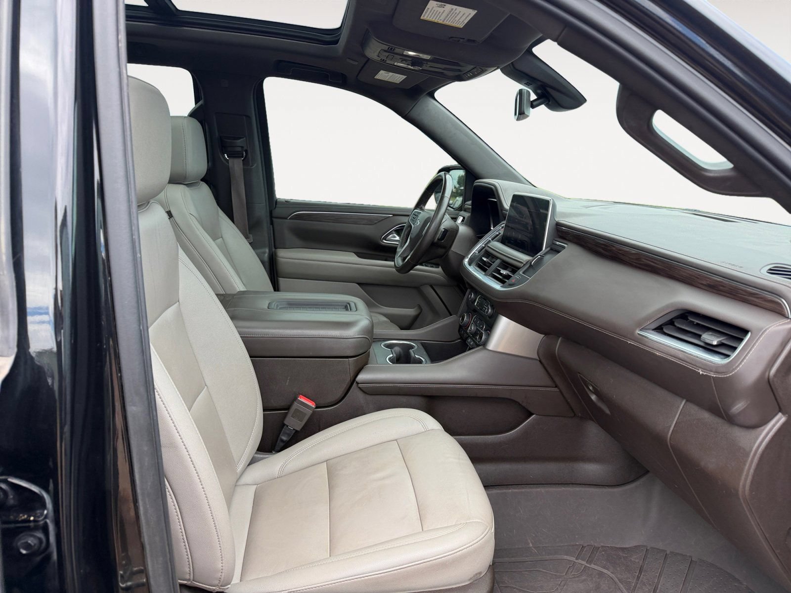 Used 2022 Chevrolet Tahoe Z71 w/ Luxury Package AWD/4WD image 15