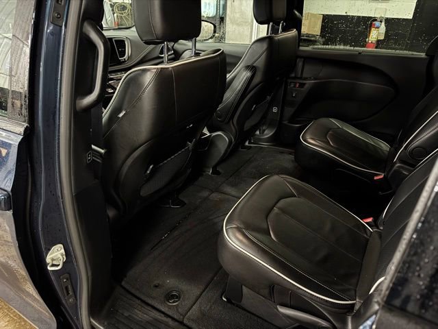 Certified 2025 Chrysler Pacifica Limited image 21