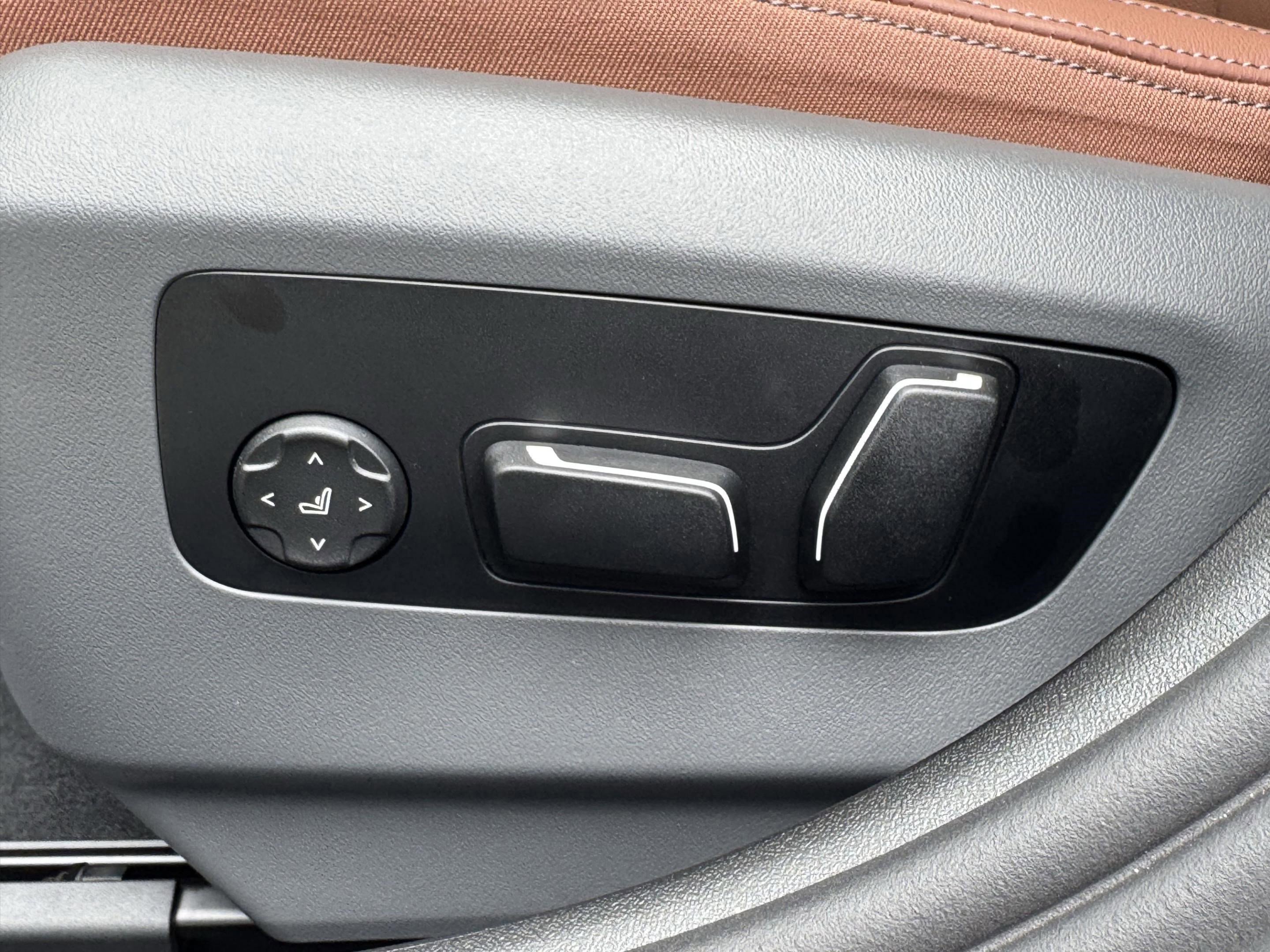 Used 2025 BMW 550e xDrive w/ Premium Package image 30