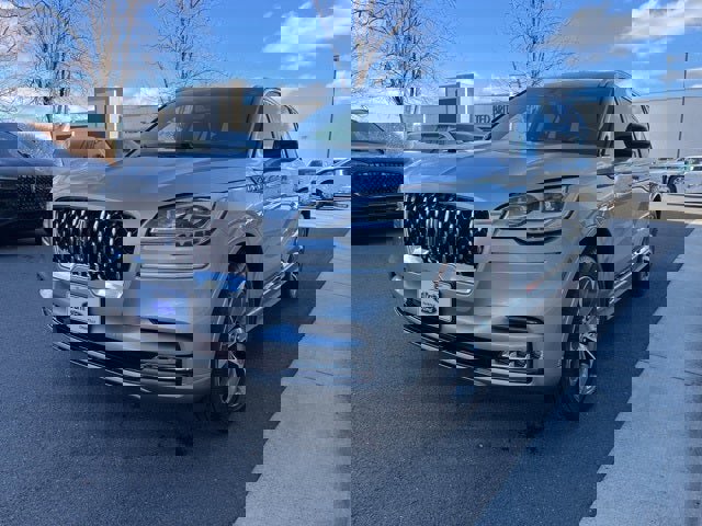Used 2023 Lincoln Aviator Grand Touring w/ Equipment Group 301A image 3
