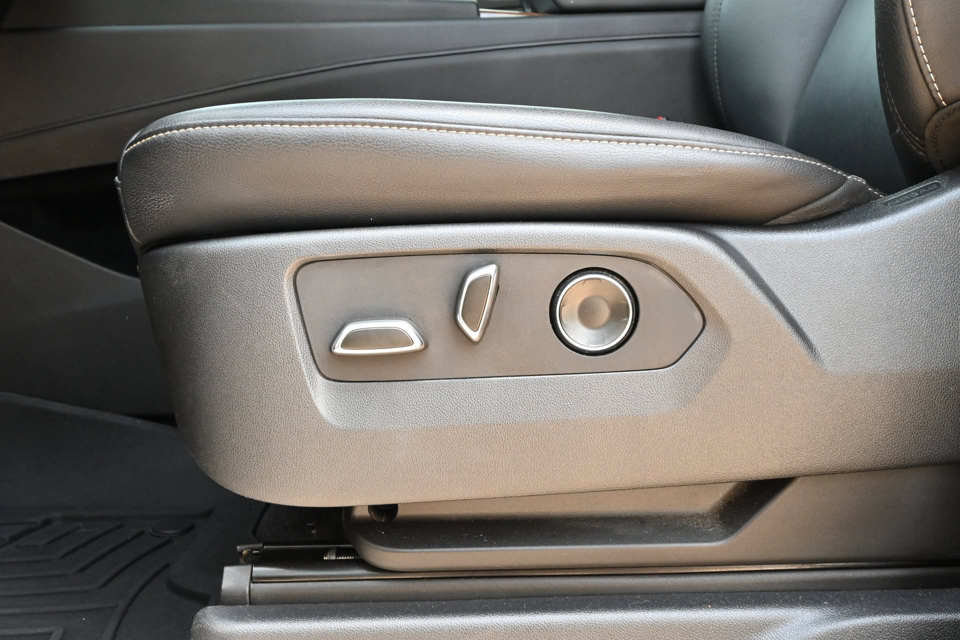 Used 2021 Cadillac Escalade Luxury RWD image 16