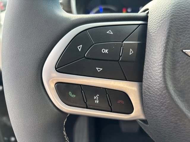 Used 2023 Chrysler Pacifica Limited w/ Uconnect Theater Family Group FWD image 18