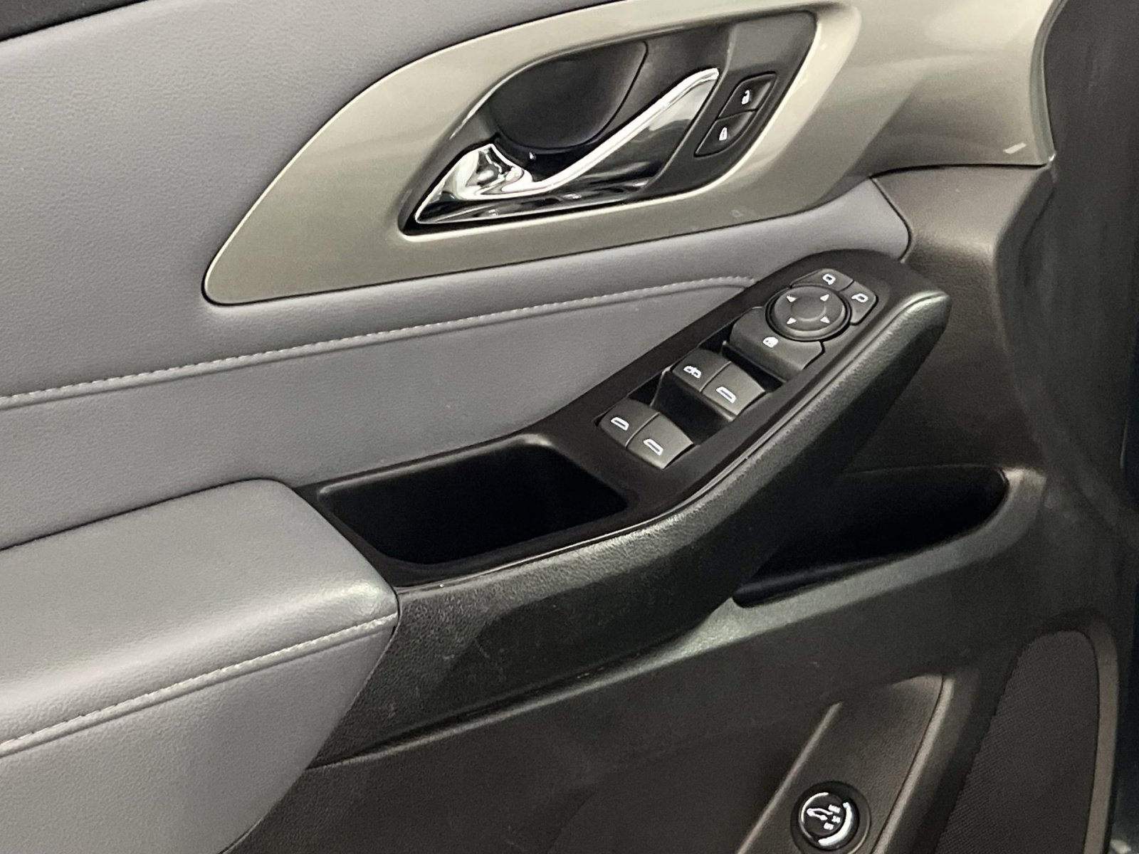 Used 2020 Chevrolet Traverse LT image 15