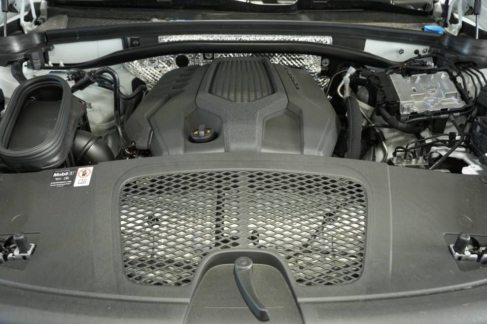 Certified 2025 Porsche Macan AWD/4WD image 30