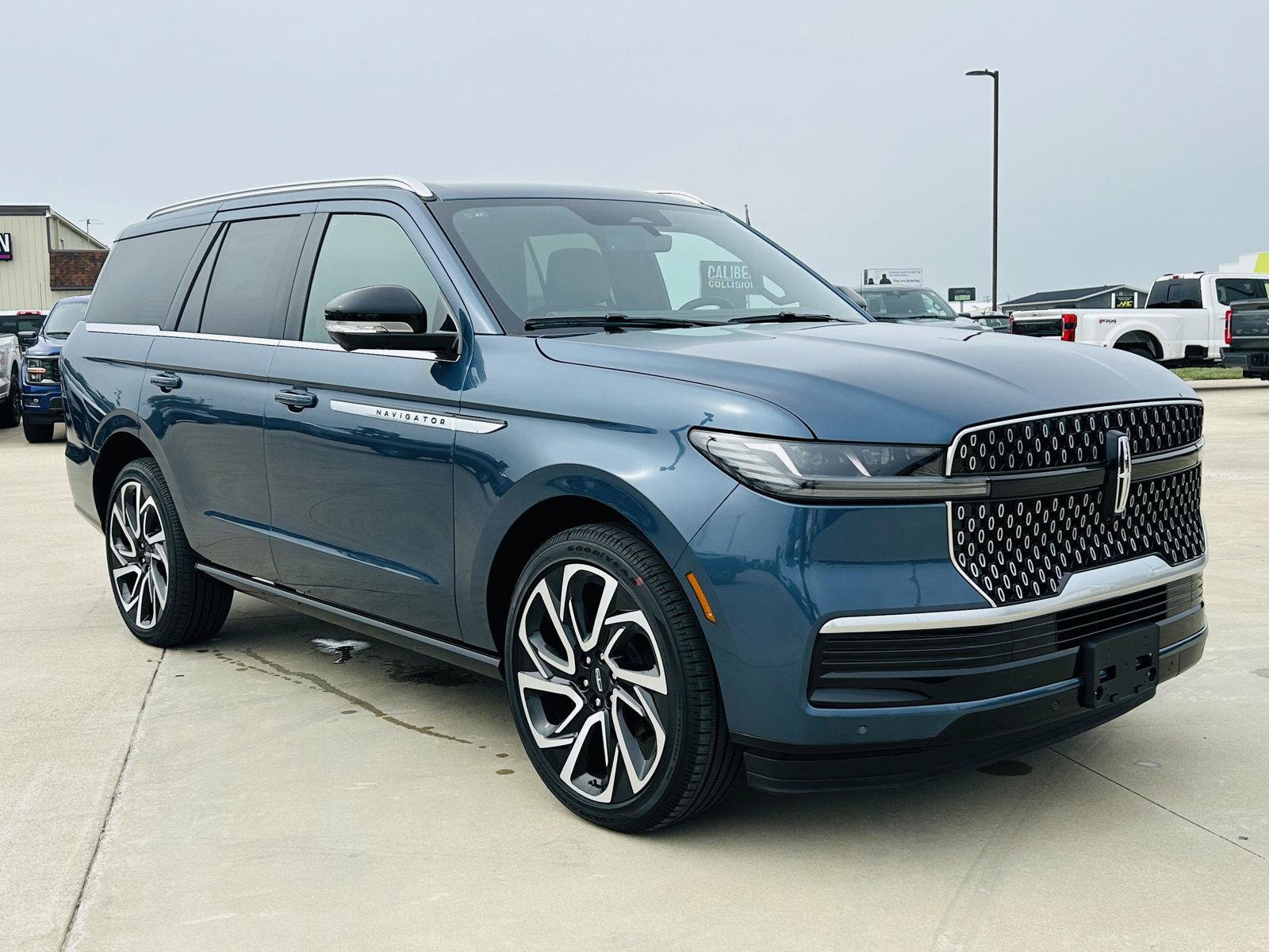 New 2027 Lincoln Navigator Reserve AWD/4WD image 2