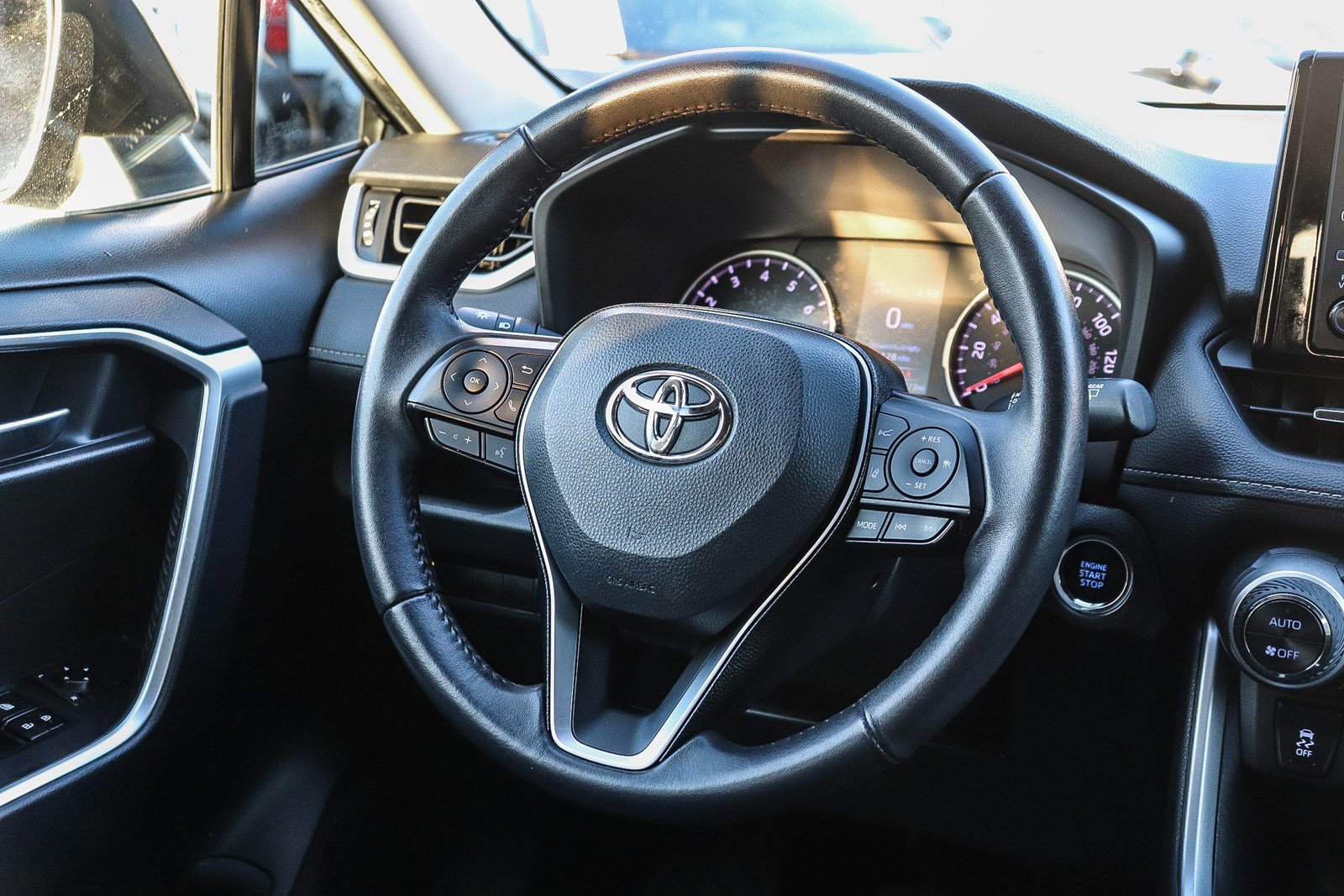 Used 2021 Toyota RAV4 XLE Premium image 16