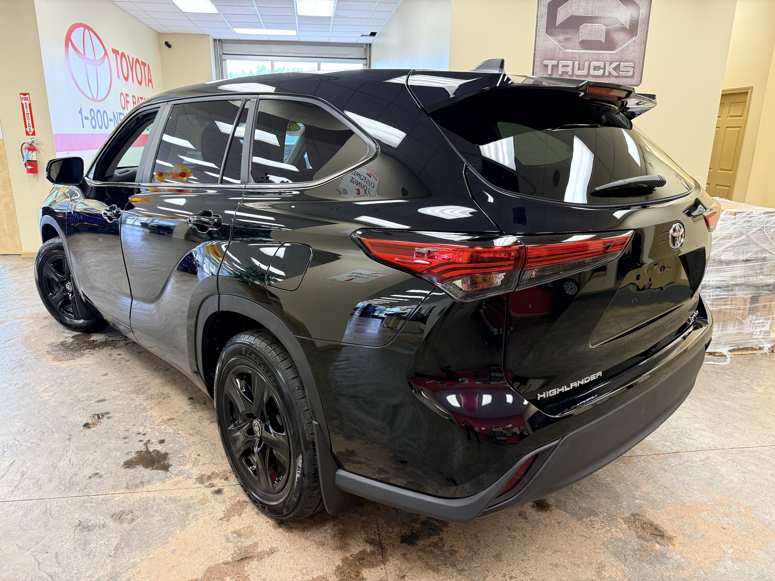 Used 2023 Toyota Highlander LE AWD/4WD image 13