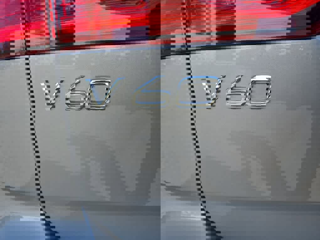 Used 2025 Volvo V60 B5 Cross Country Ultra w/ Climate Package image 9