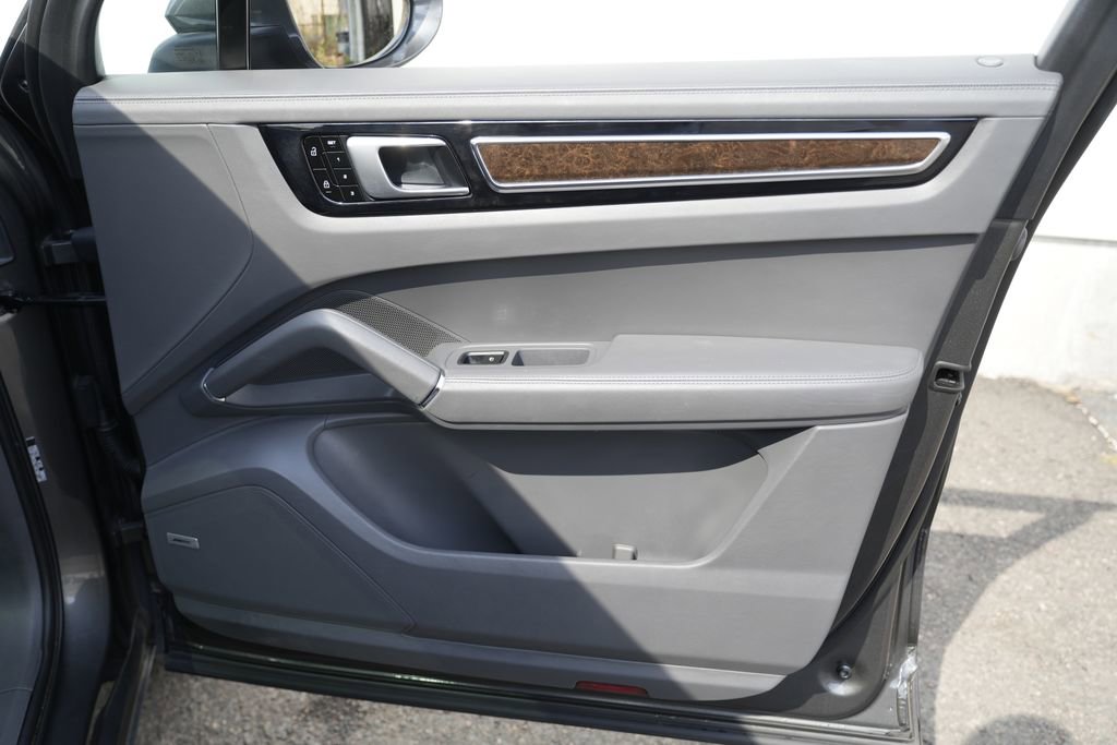 Used 2019 Porsche Cayenne S image 35