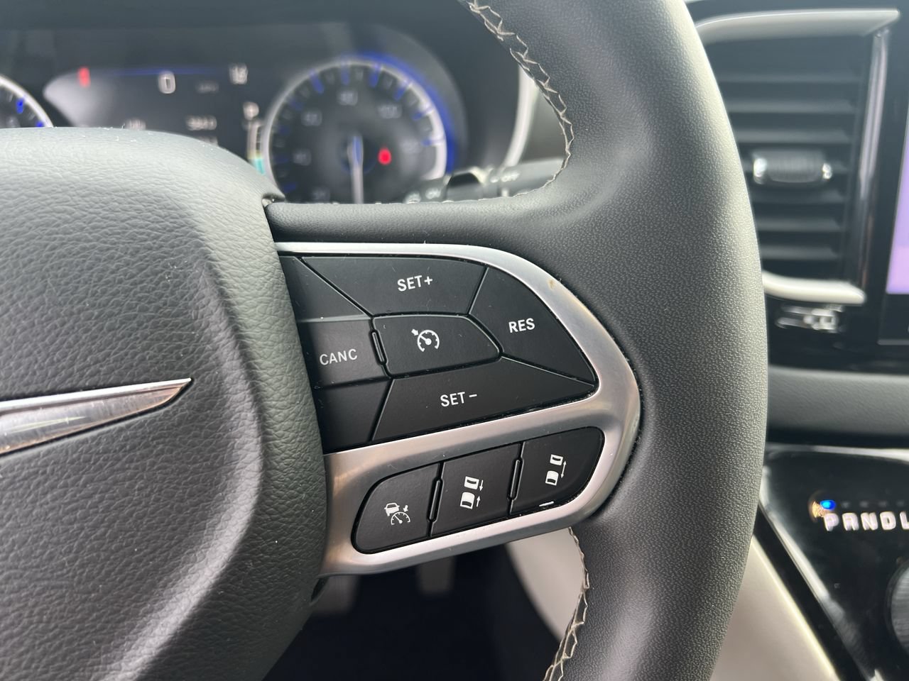 Used 2023 Chrysler Pacifica Touring-L FWD image 20