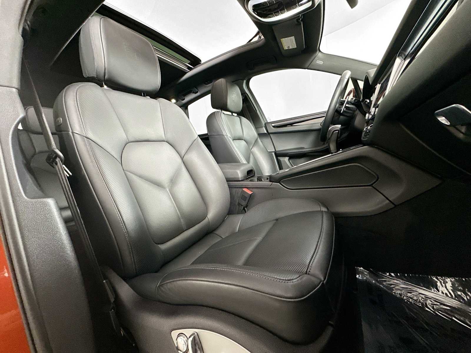 Certified 2024 Porsche Macan AWD/4WD image 28