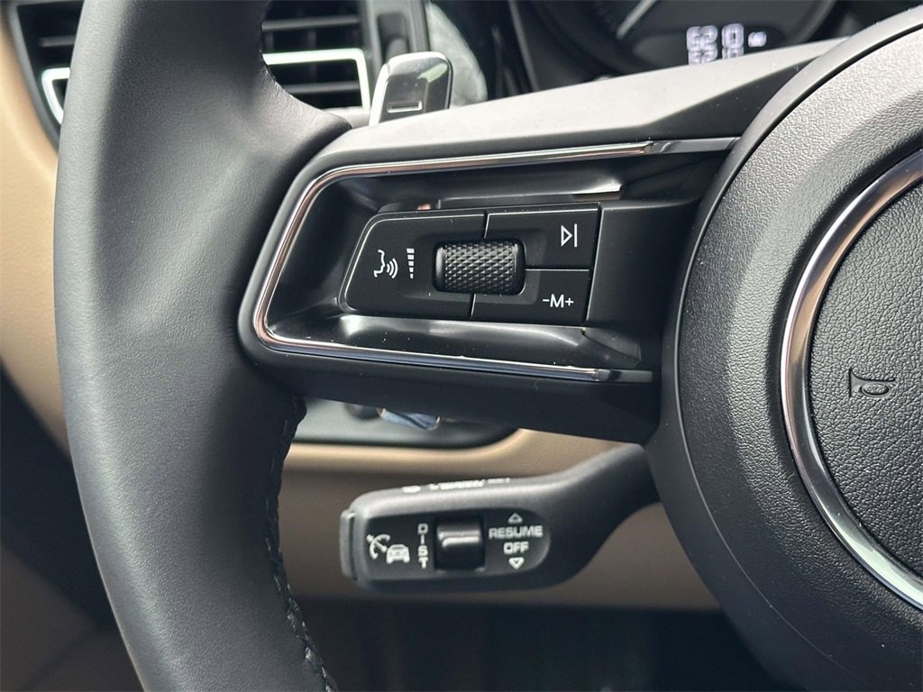 Used 2025 Porsche Macan image 21