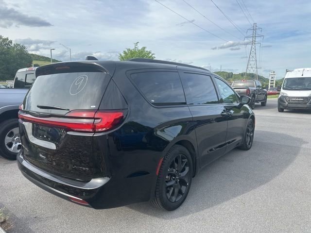 Used 2025 Chrysler Pacifica Limited FWD image 19