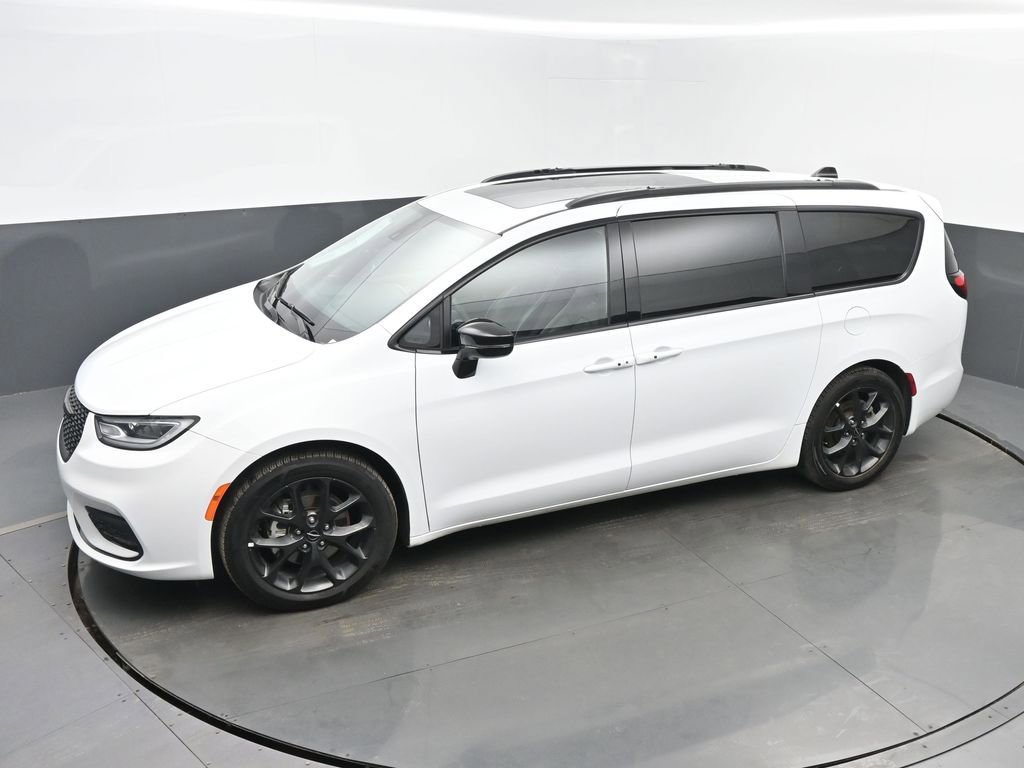 Used 2025 Chrysler Pacifica Limited image 37