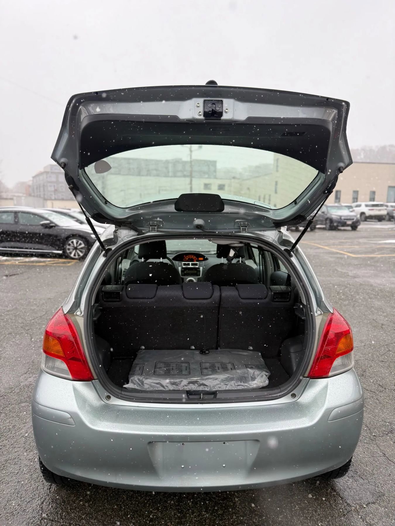 Used 2010 Toyota Yaris 4-Door Hatchback image 11