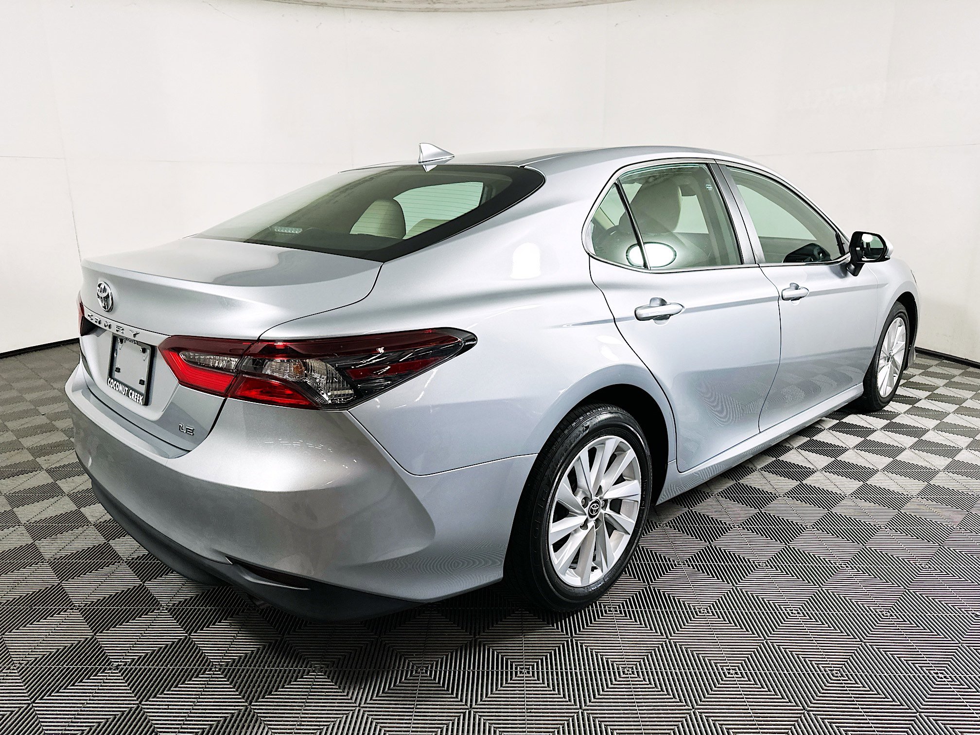 Used 2023 Toyota Camry LE image 3