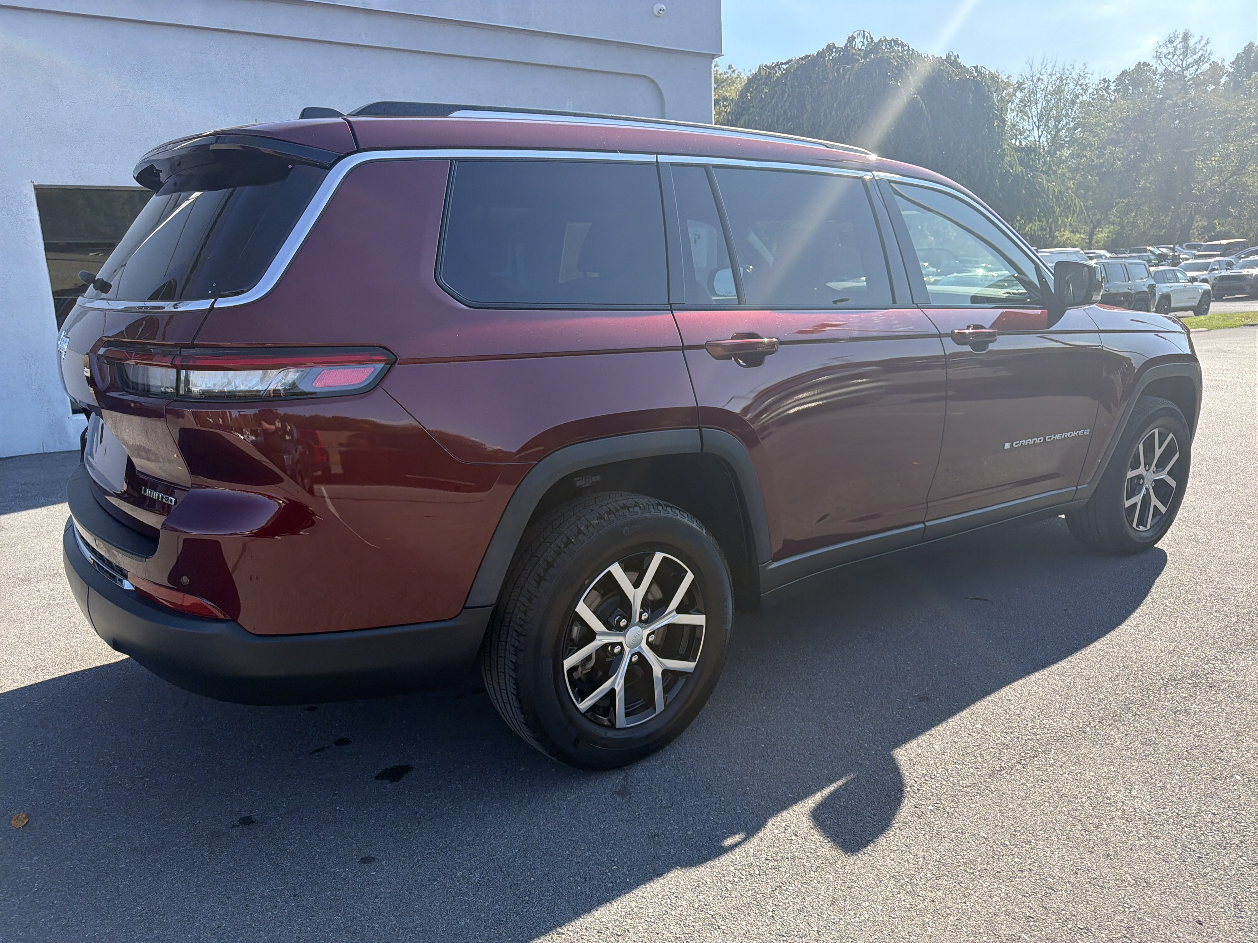 Used 2023 Jeep Grand Cherokee L Limited AWD/4WD image 3