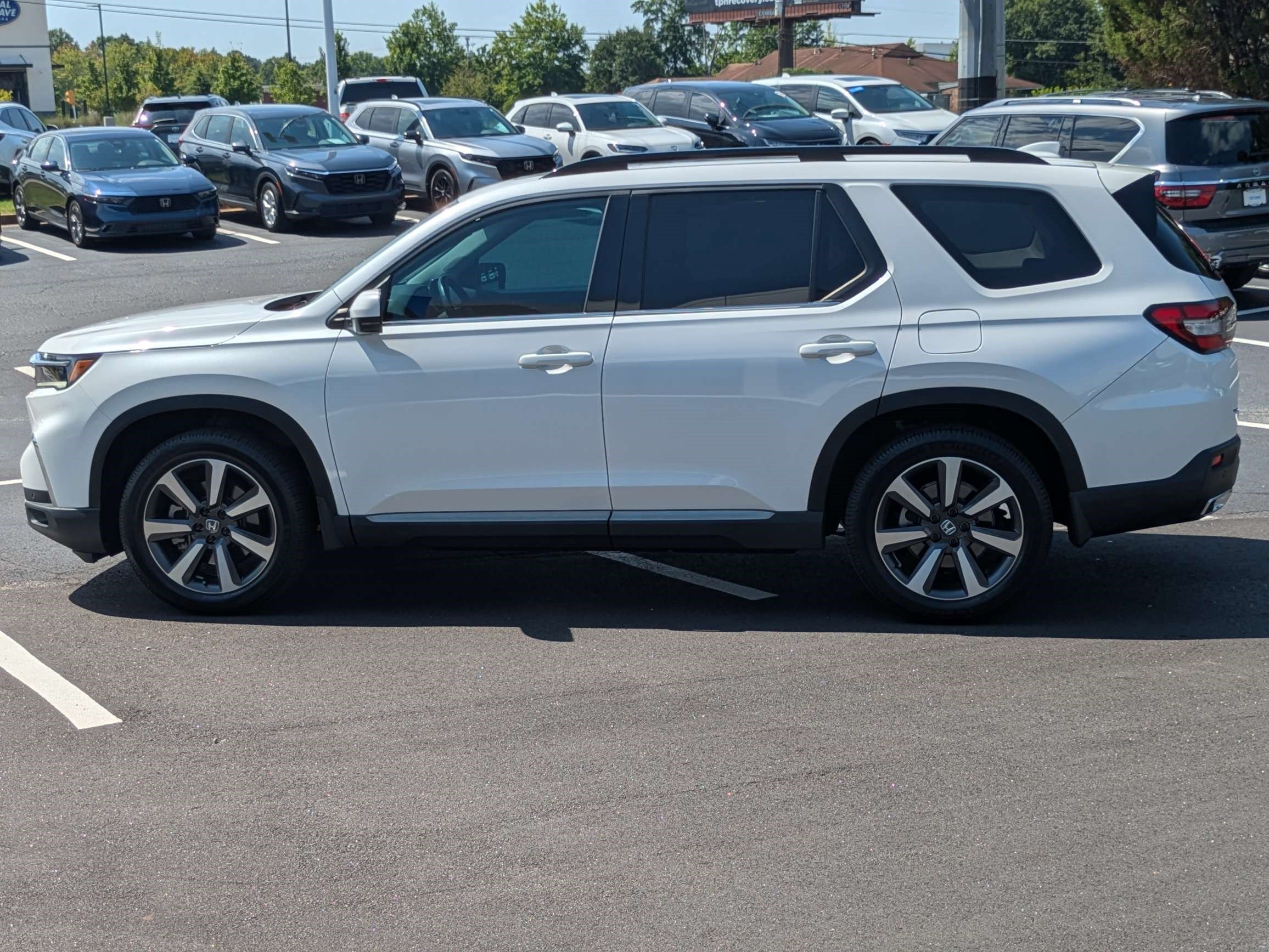 Certified 2023 Honda Pilot Touring image 9
