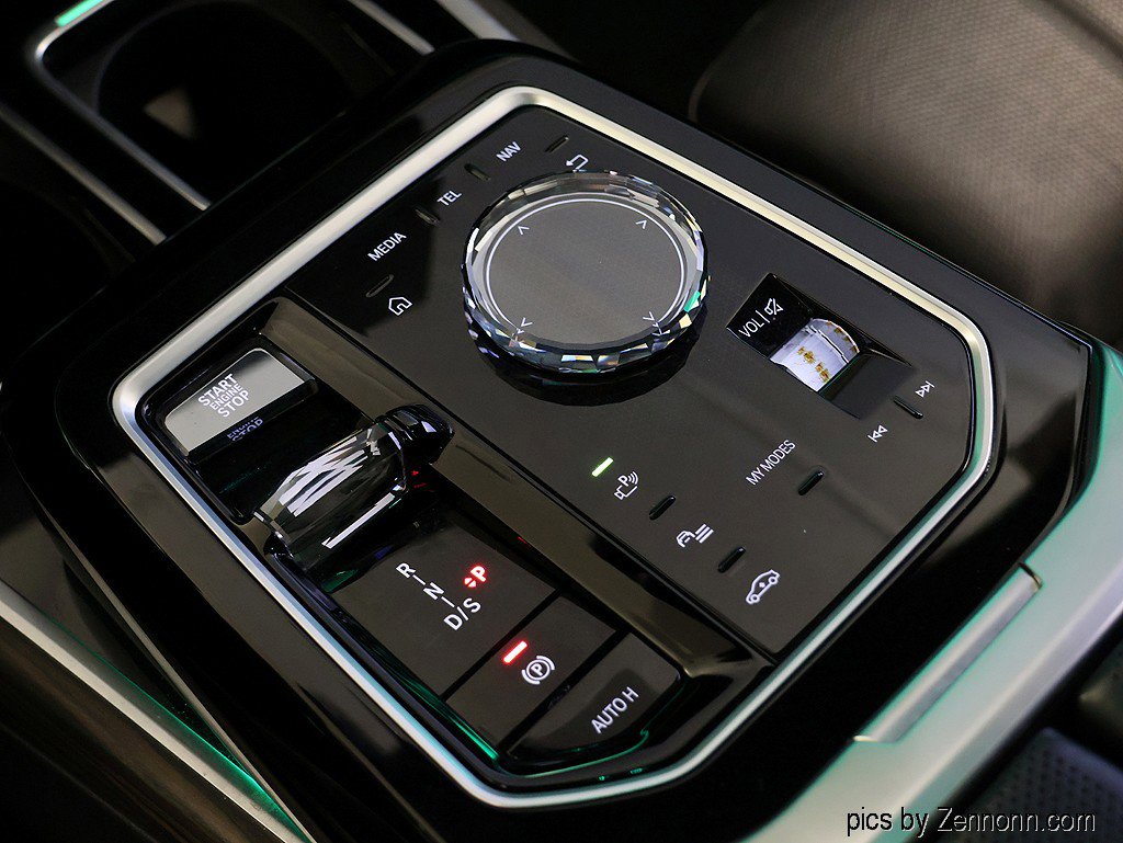 Certified 2024 BMW 760i xDrive w/ Premium Package 2 image 25