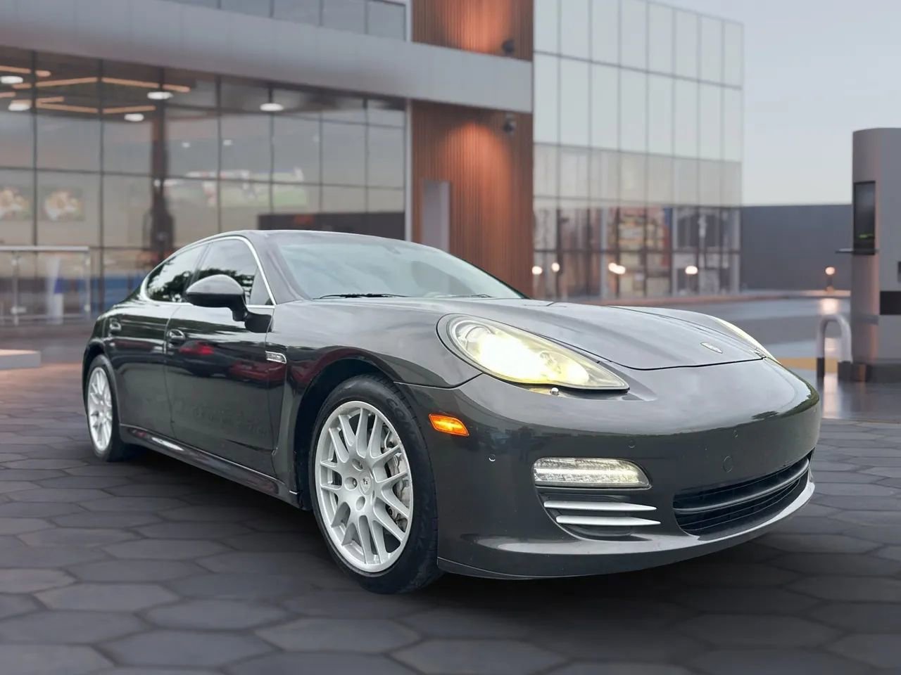 Used 2010 Porsche Panamera 4S image 2
