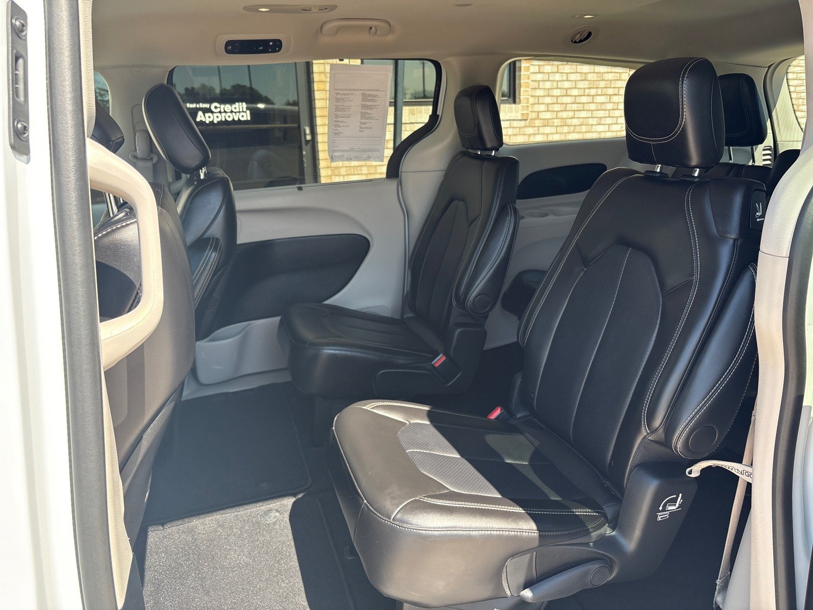Used 2024 Chrysler Pacifica Touring-L FWD image 4