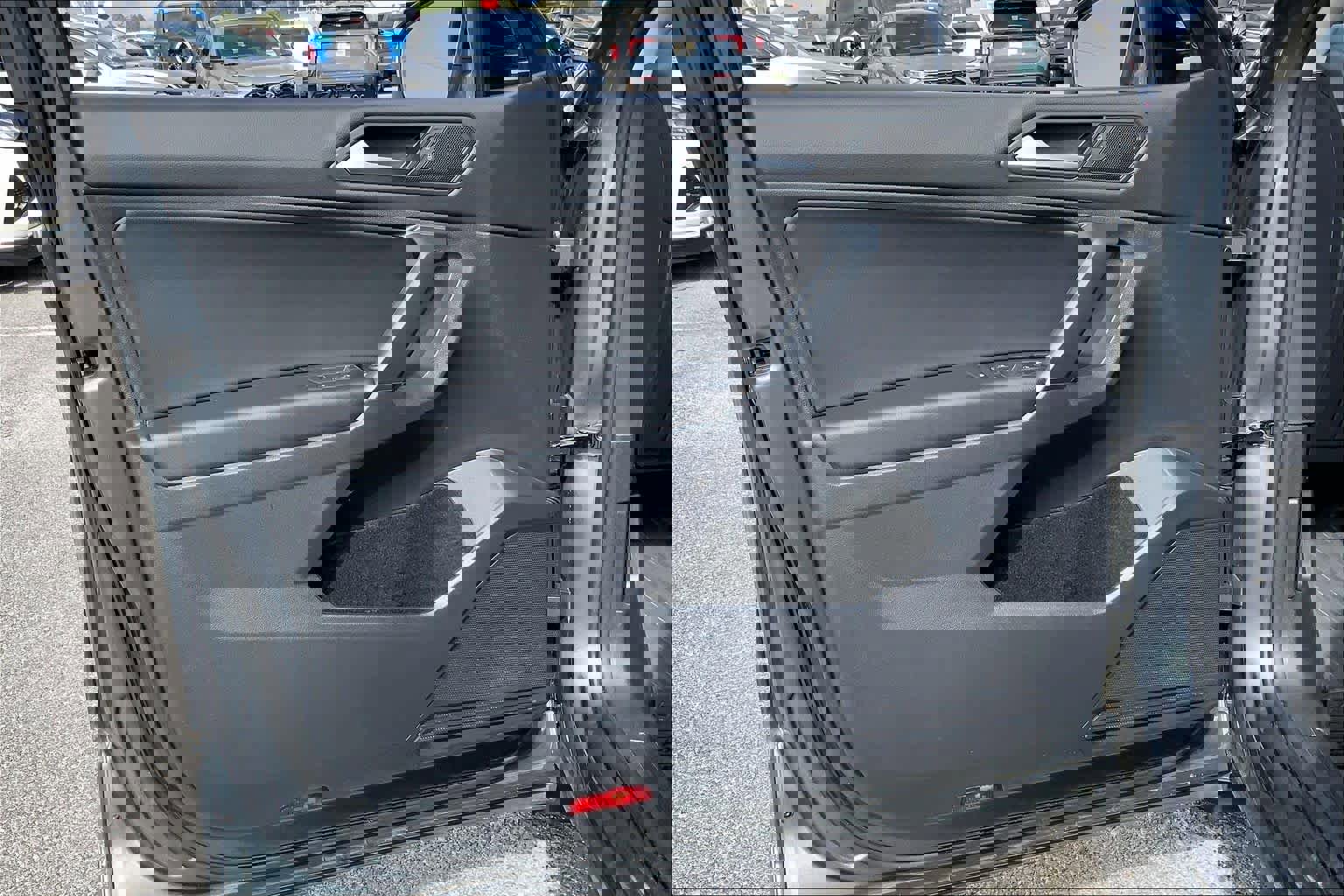 Used 2020 Volkswagen Tiguan SE image 22