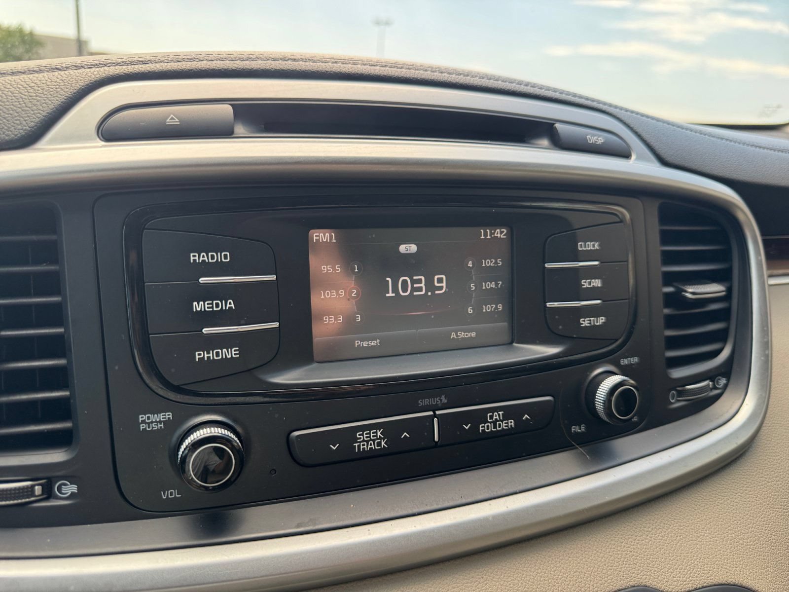 Used 2017 Kia Sorento FWD image 23