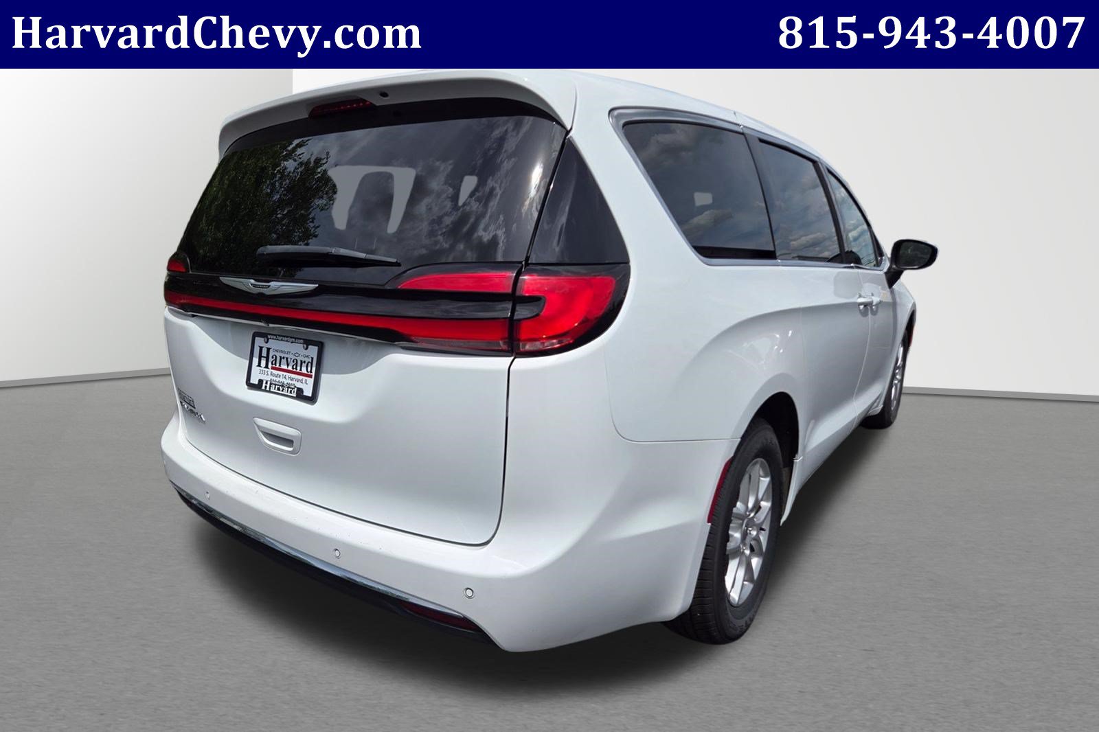 Used 2023 Chrysler Pacifica Touring-L FWD image 4