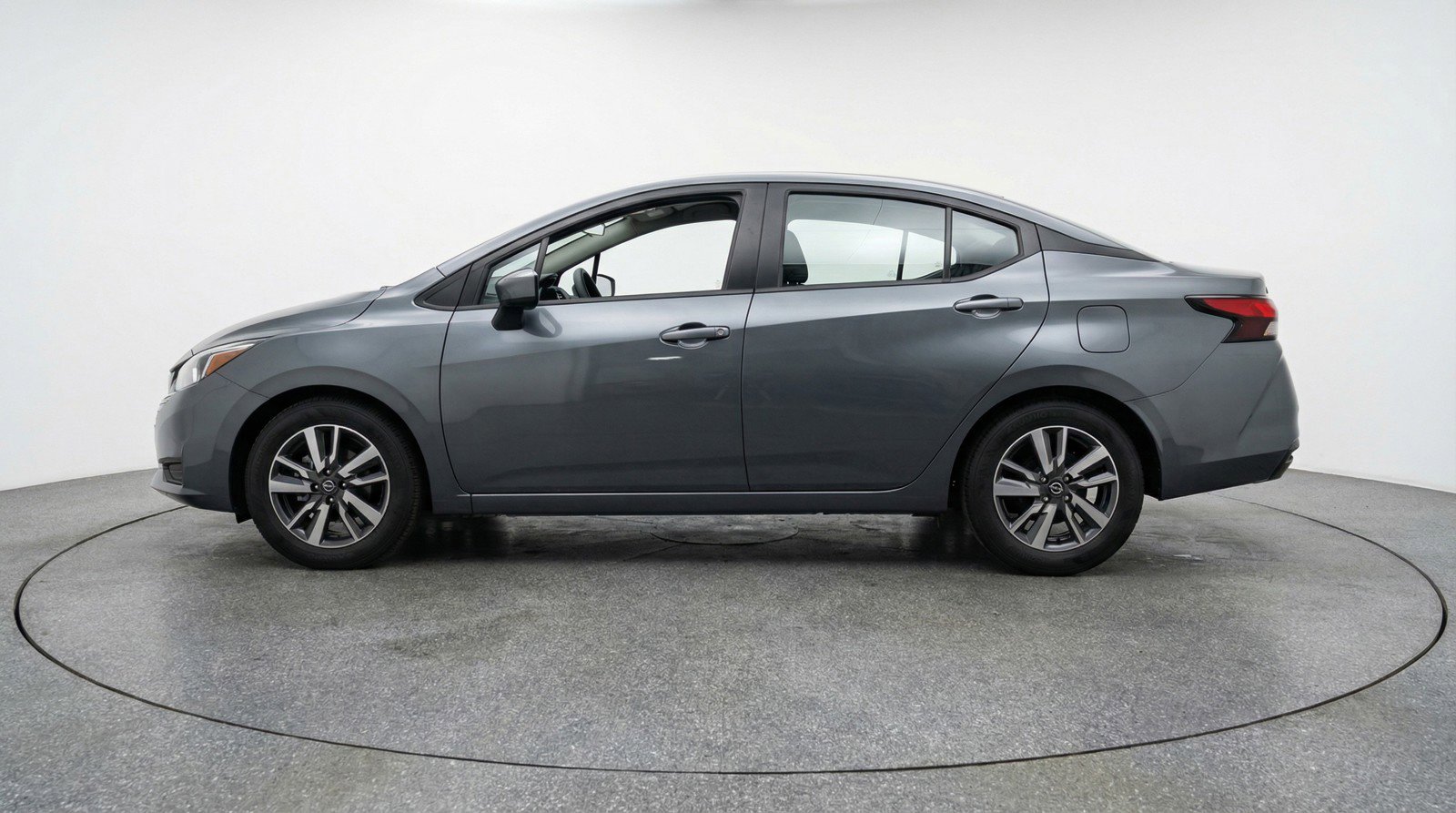 Used 2025 Nissan Versa SV image 5