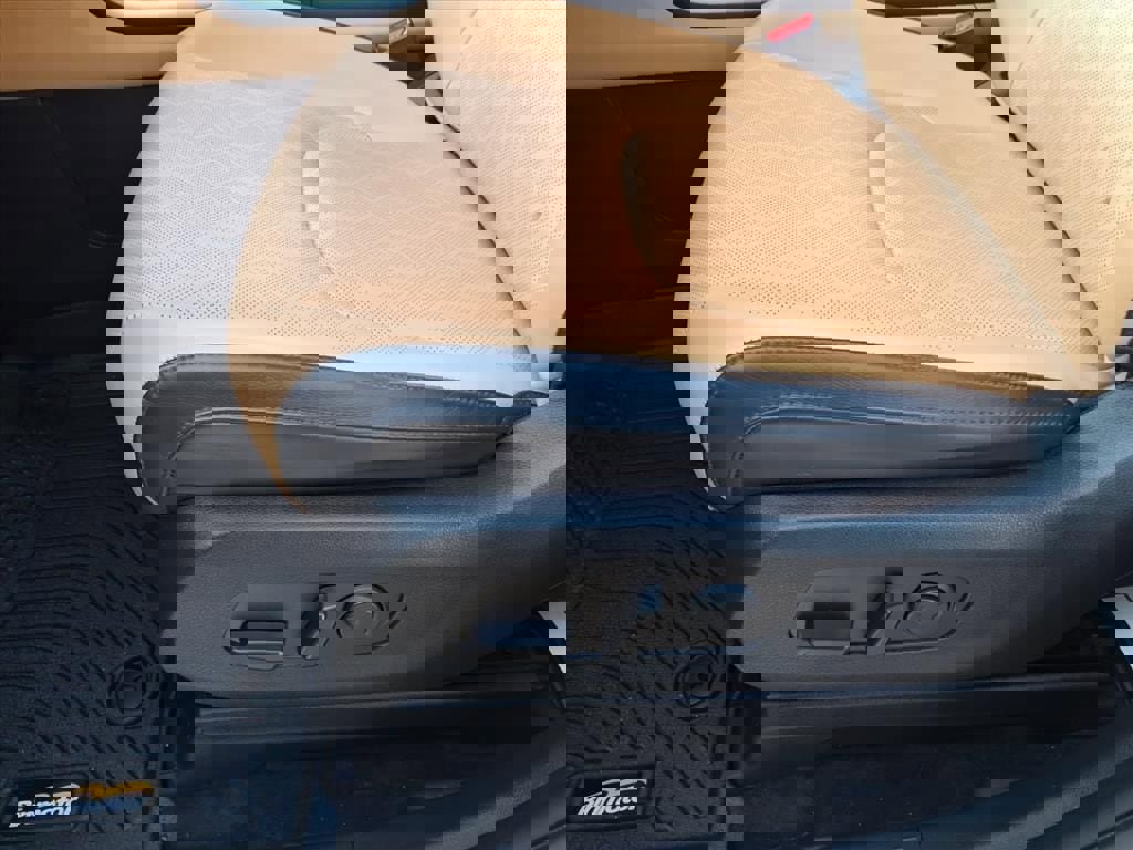 Used 2022 Kia Carnival LX image 17