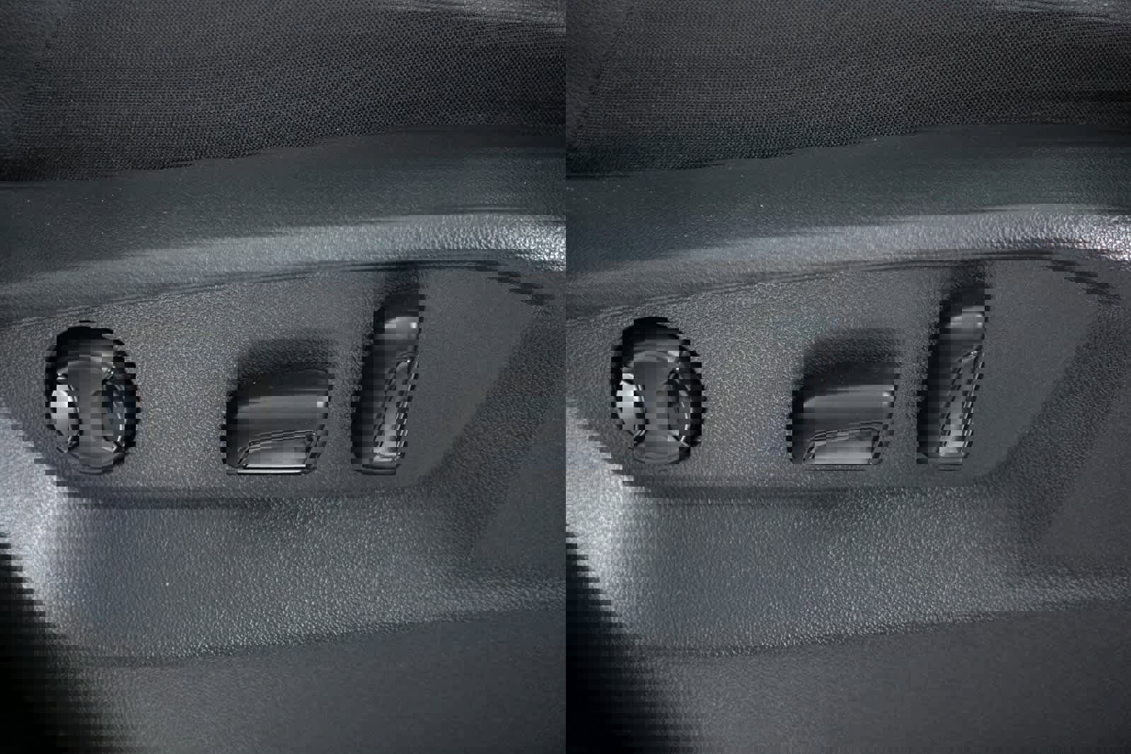 Used 2019 Volkswagen Tiguan SE w/ Panoramic Sunroof Package image 16