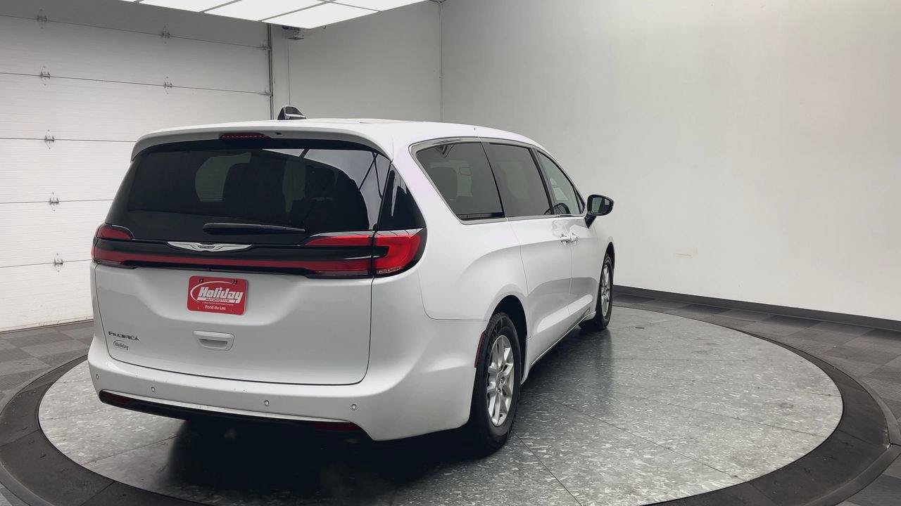 Used 2024 Chrysler Pacifica Touring-L FWD image 38