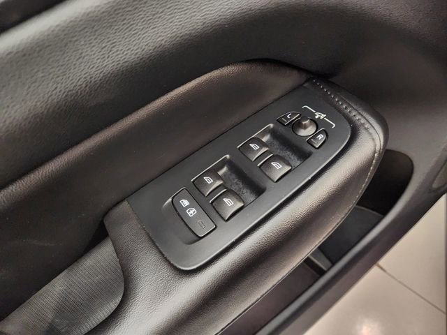 Used 2023 Volvo XC60 B5 Plus image 23