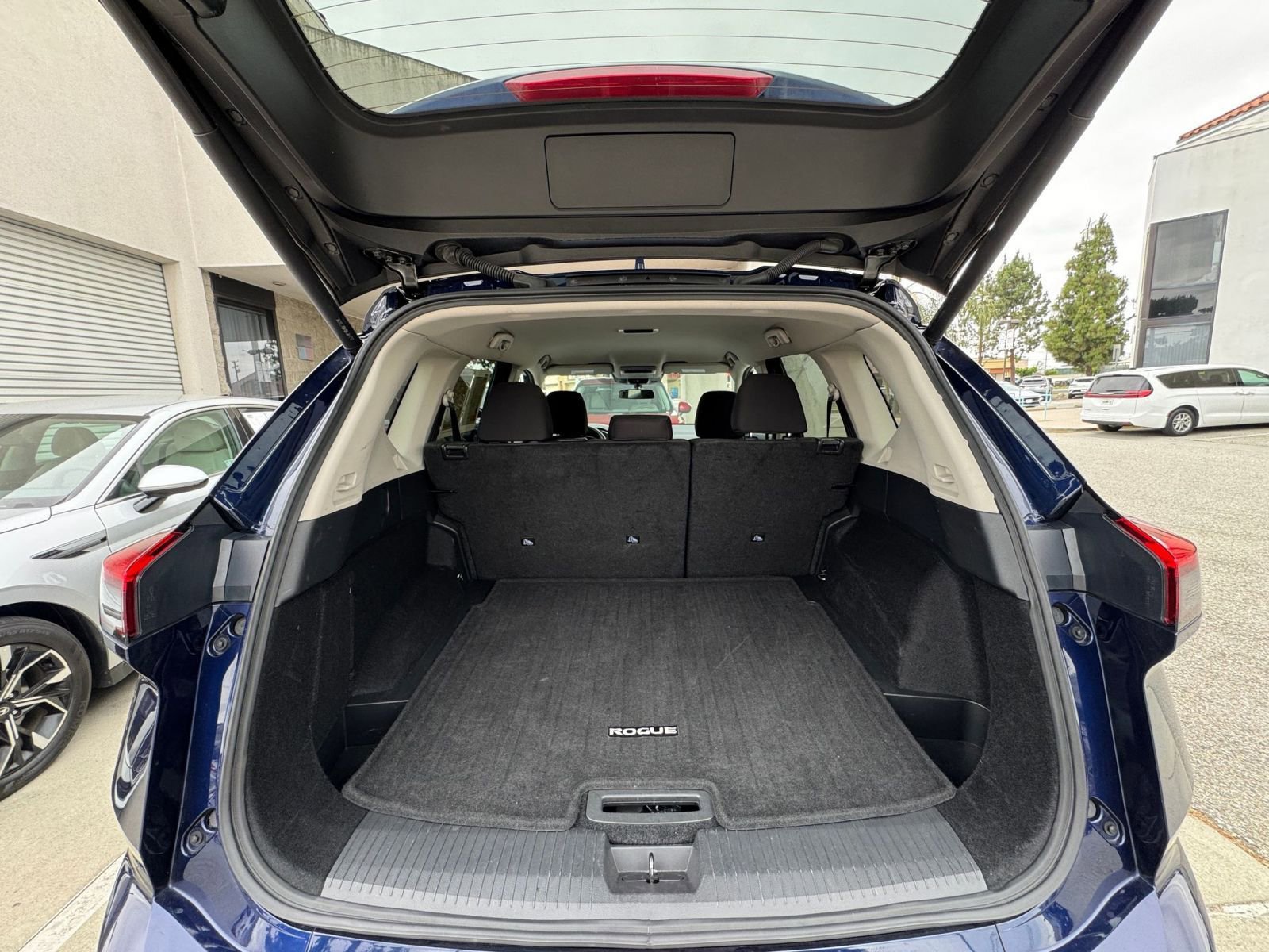 Used 2025 Nissan Rogue SV FWD image 33