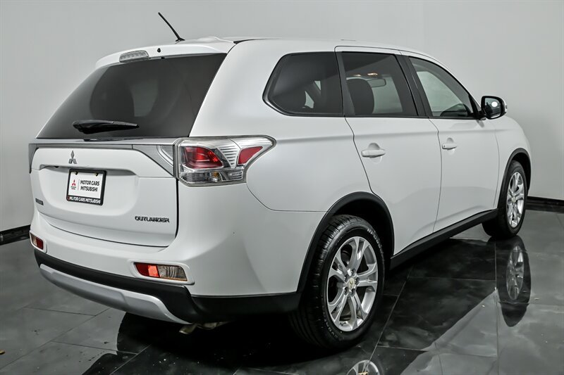 Used 2015 Mitsubishi Outlander SE AWD/4WD image 9