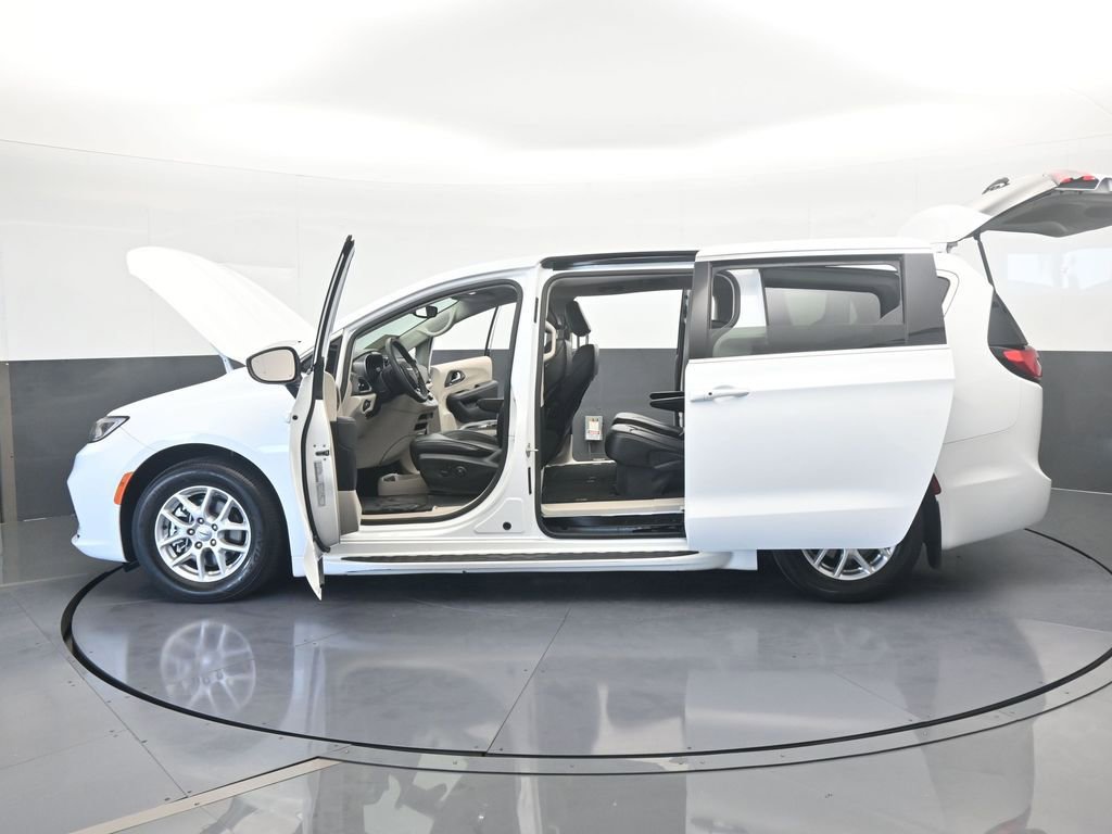 Used 2023 Chrysler Pacifica Touring-L image 75