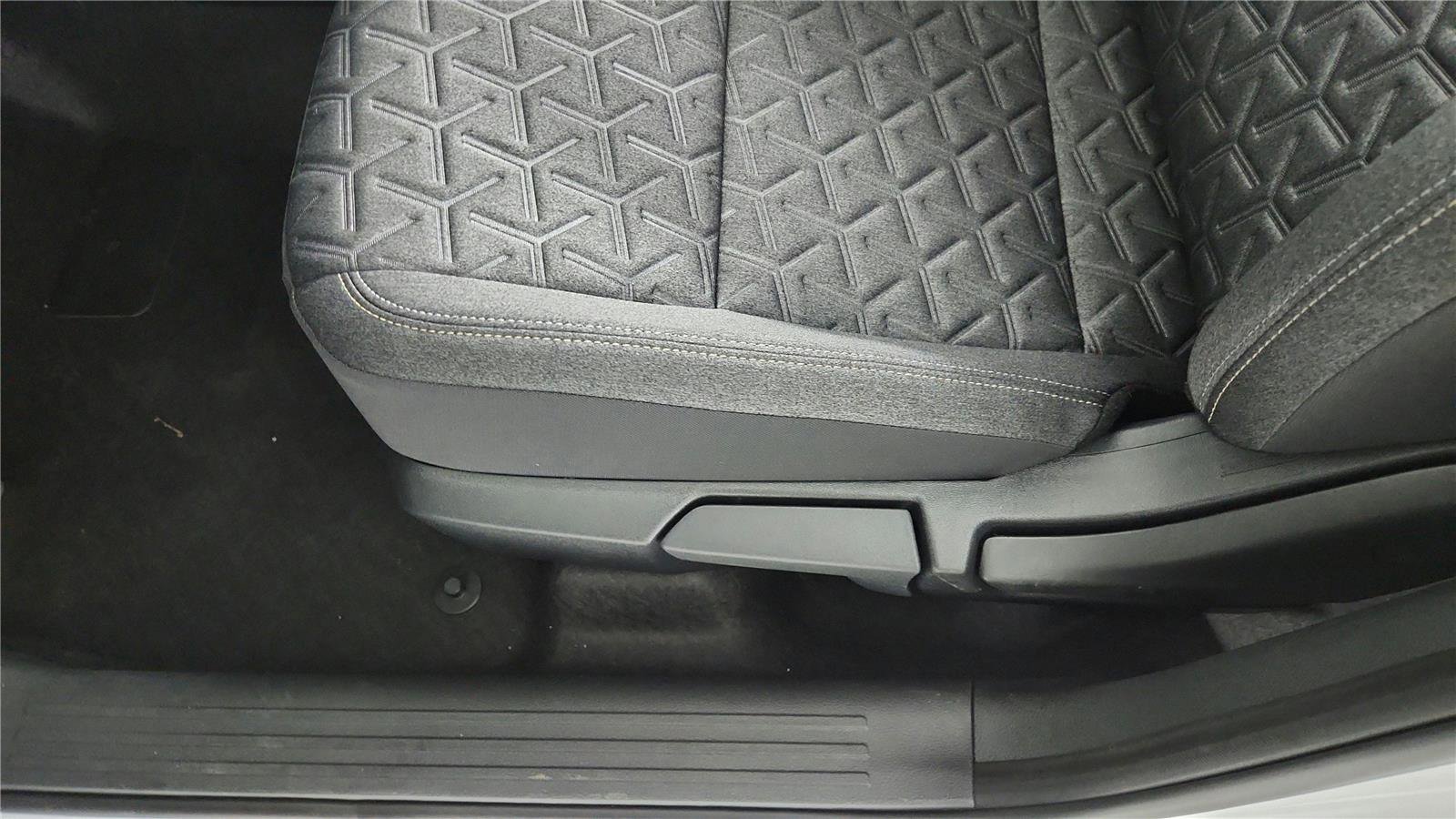 Used 2025 Nissan Kicks SV image 27