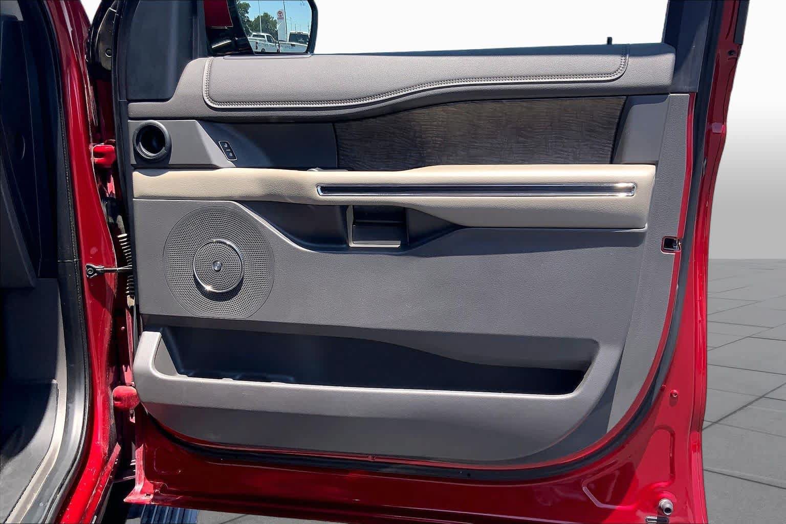 Used 2019 Ford Expedition Limited w/ Equipment Group 302A RWD image 23
