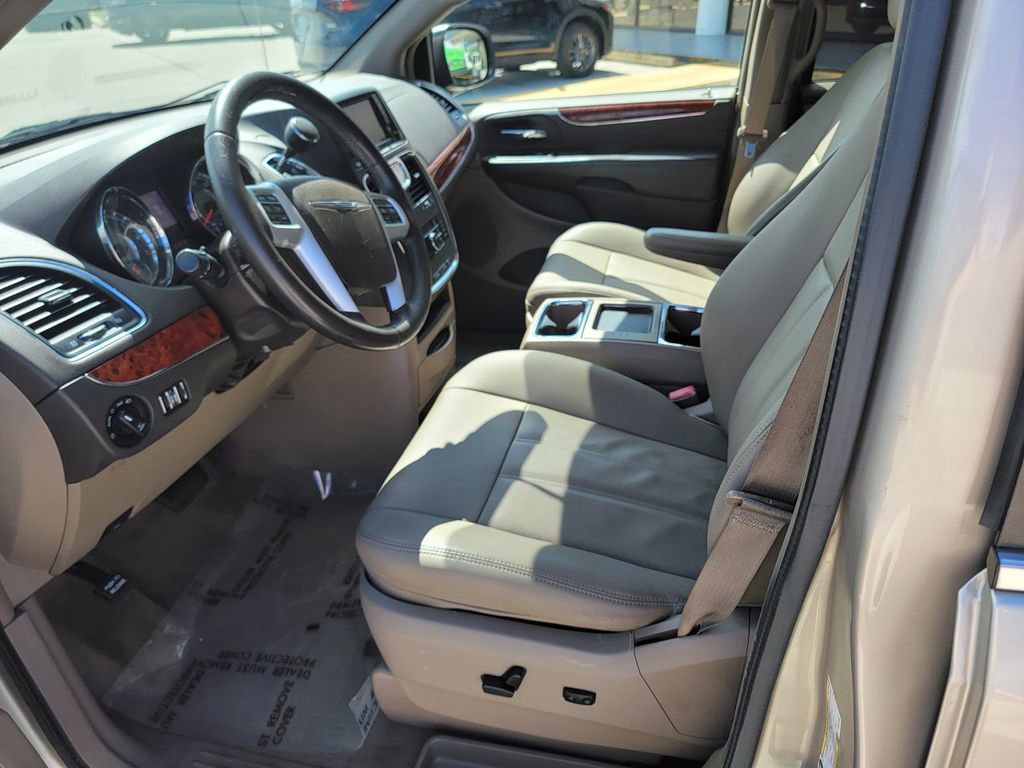 Used 2015 Chrysler Town & Country Touring FWD image 11