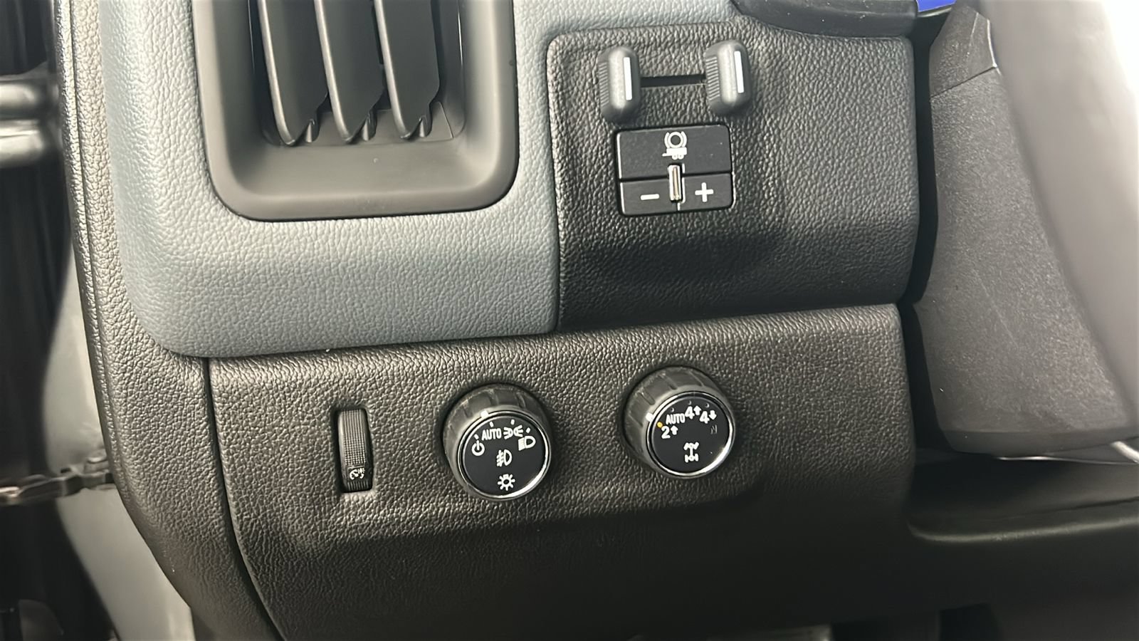 Used 2019 Chevrolet Colorado Z71 AWD/4WD image 24